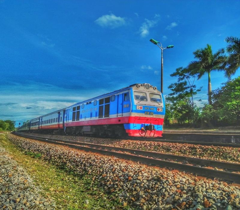 Tàu di chuyển ra vào ga Đông Hà (Ảnh: Nguyễn Ngọc Hướng)