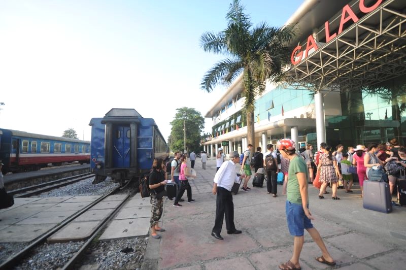 Ga Lào Cai đông đúc dịp lễ, đặt vé trước để tránh rủi ro cho hành trình.