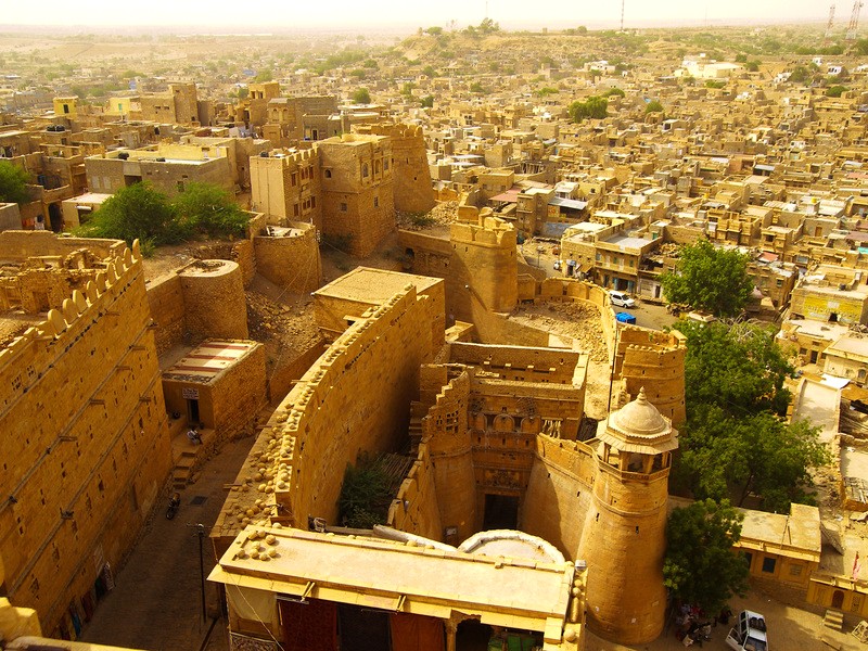 Pháo đài Jaisalmer sừng sững giữa sa mạc Thar, tự hào của thành phố. (Ảnh: mapsofindia)