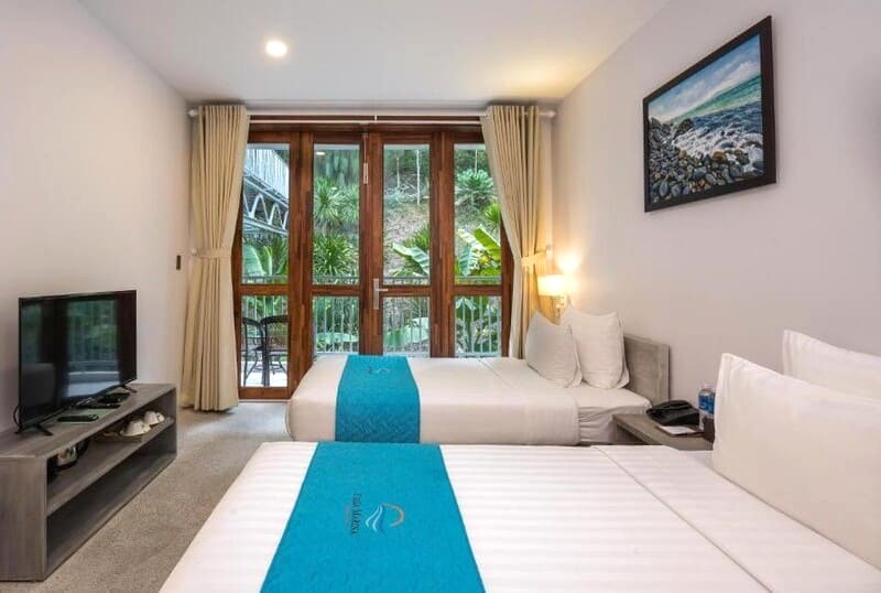 Tận hưởng không gian xanh mát của vườn cây thanh bình tại phòng Deluxe view vườn, Casa Marina Resort.