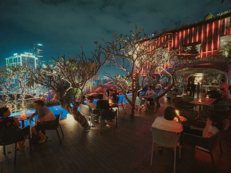 Quán bar tầng thượng cực chill (Ảnh: Silverland)