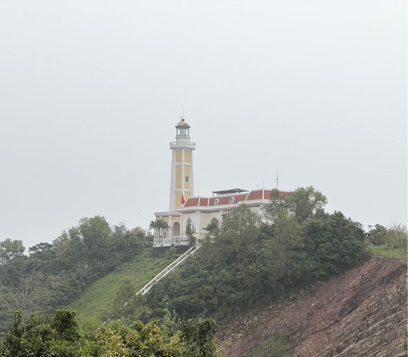 Hòn đảo Vĩnh Thực xinh đẹp chào đón bạn sau hành trình mệt nhoài.