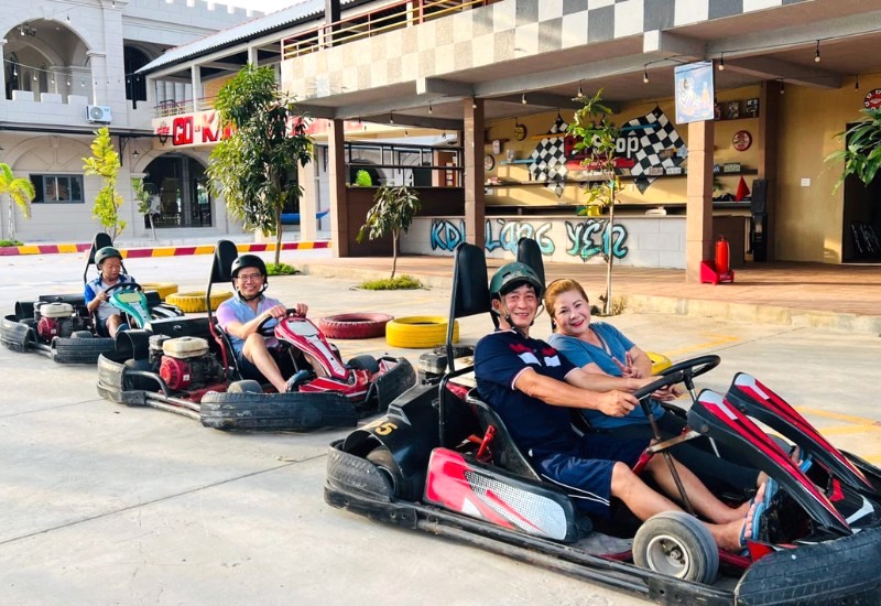 Đua go-kart sôi động tại khu du lịch.