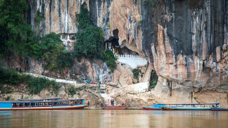 Hang Pak Ou: 4.000 tượng Phật trên vách đá, hướng mặt về dòng Mekong.