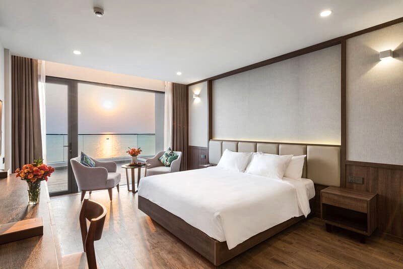 Phòng Deluxe Ocean Panorama mang đến tầm nhìn toàn cảnh biển ngoạn mục, thiết kế trang nhã.