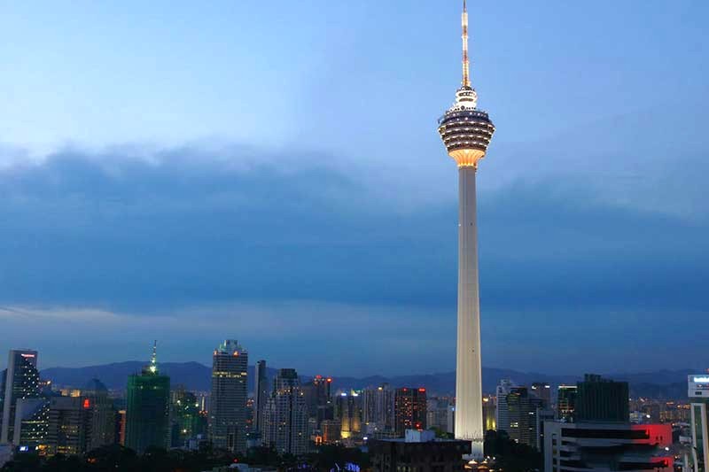 Lên tháp Menara Kuala Lumpur, ngắm toàn cảnh thành phố từ trên cao. 🏙️ (Ảnh: gody)