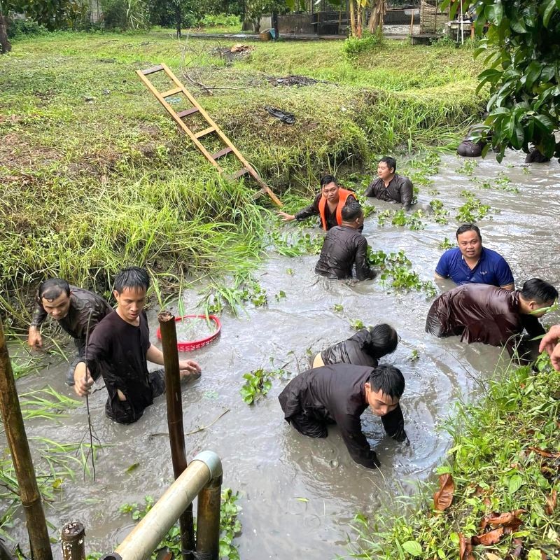 Mặc áo bà ba, tát mương bắt cá là trò chơi đặc trưng nhất của văn hóa miền Tây.