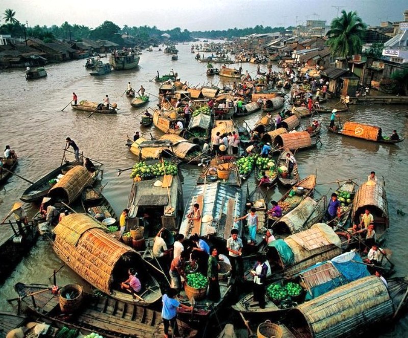 Chợ nổi Ngã Bảy, ngay khi hình thành, đã trở thành trung tâm giao thương đường thủy lớn nhất Nam Kỳ Lục Tỉnh. (Ảnh: Thuductravel)