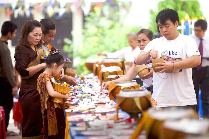 Người Lào dùng nước thơm bôi lên người, cầu may mắn từ bề trên.