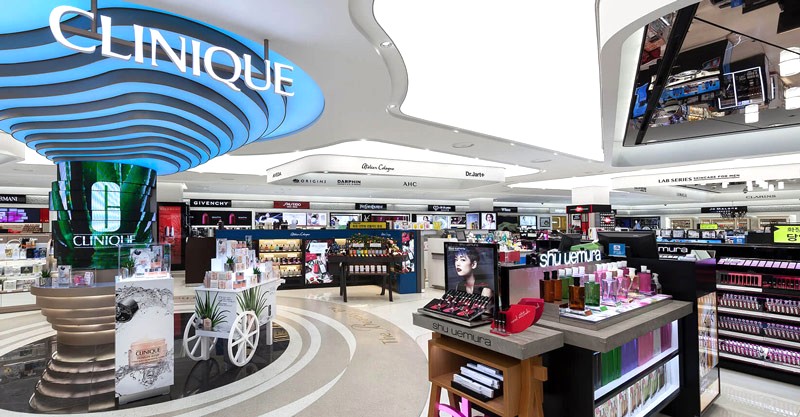 Mua sắm giá ưu đãi tại Shilla Duty Free, điểm dừng chân lý tưởng cho hành trình Hàn Quốc 7 ngày.