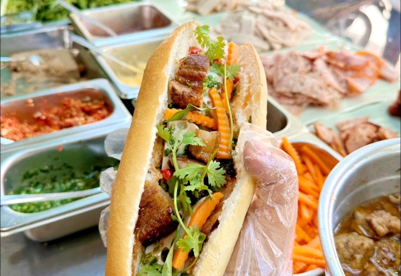 Bánh mì Lucky hấp dẫn với đầy đủ topping độc đáo.