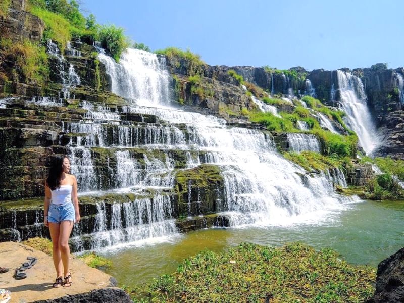 Thác Pongour tung bọt trắng xóa trên 7 bậc đá, hòa quyện cùng núi rừng hoang sơ, tạo nên khung cảnh đẹp như tranh vẽ.