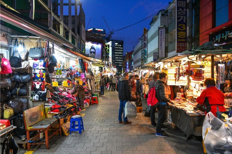 Sự đa dạng hàng hóa và mức giá hợp lý khiến Namdaemun market trở thành điểm đến quen thuộc của người dân Seoul. (Ảnh: vecteezy)