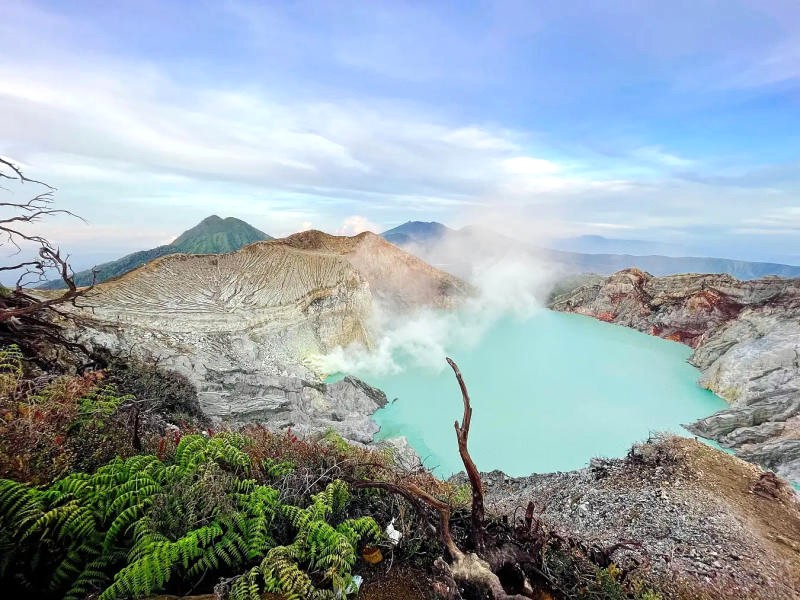 Bắt đầu hành trình chinh phục Kawah Ijen từ hồ cùng tên. (Ảnh: Traveloka)