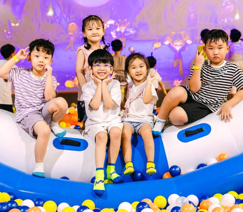 Trẻ em mê tít trò chơi tại Jump Arena quận 7.