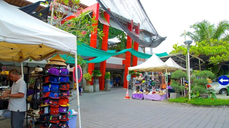 Seminyak Square: Khu liên hợp thương mại hiện đại tại Bali, lý tưởng cho mua sắm và vui chơi cả ngày.