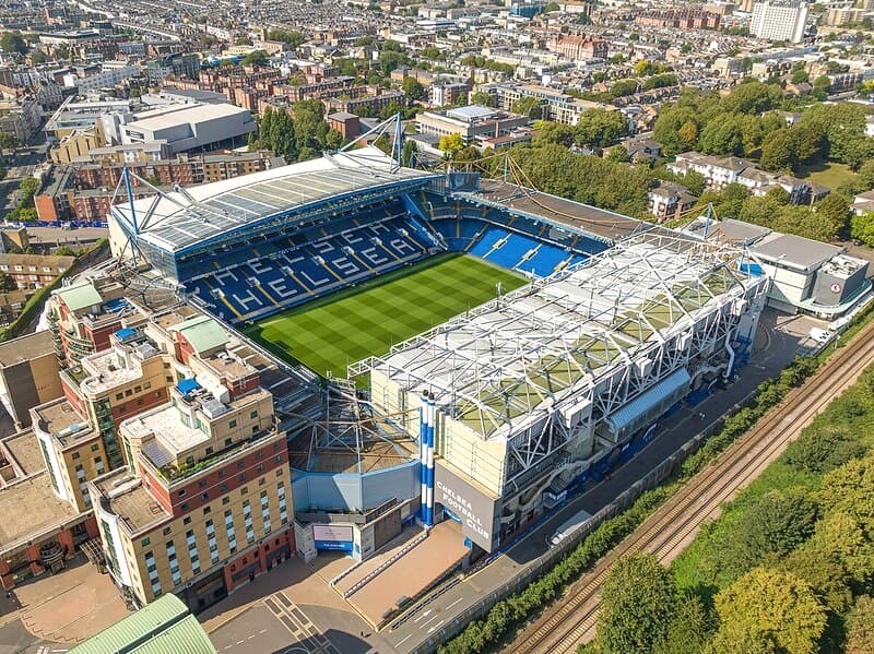 Sân vận động Stamford Bridge, với 4 khán đài rộng lớn, là một công trình đồ sộ. (Ảnh: Arne Müseler)