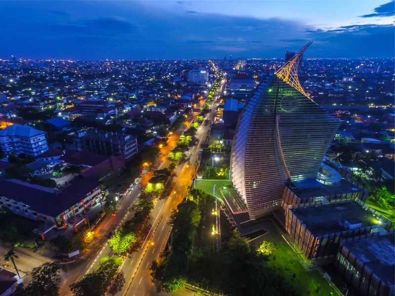 Makassar, thành phố cảng hiện đại trên bờ biển tây nam Sulawesi, ẩn chứa lịch sử phong phú và hấp dẫn. (165 ký tự)