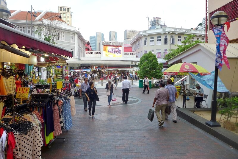 Chợ trời Bugis Street, tọa lạc giữa những con đường rợp bóng cây xanh, mang đến khung cảnh dễ chịu. (Ảnh: Bahnfrend)