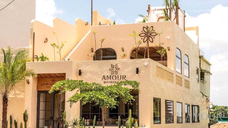 AMOUR Bistro & Cafe mang phong cách Địa Trung Hải, với sân thượng và không gian ngoài trời lãng mạn trên lầu 2. (Ảnh: FB RUỘNG coffee & more BMT)