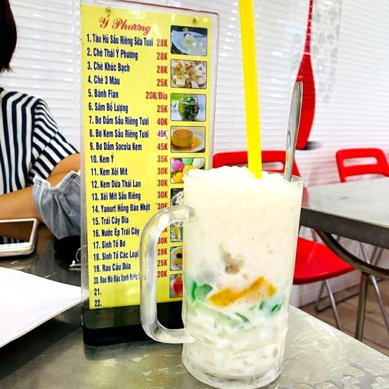 Chè Thái đầy topping, nước cốt dừa thơm ngon tại Ý Phương.