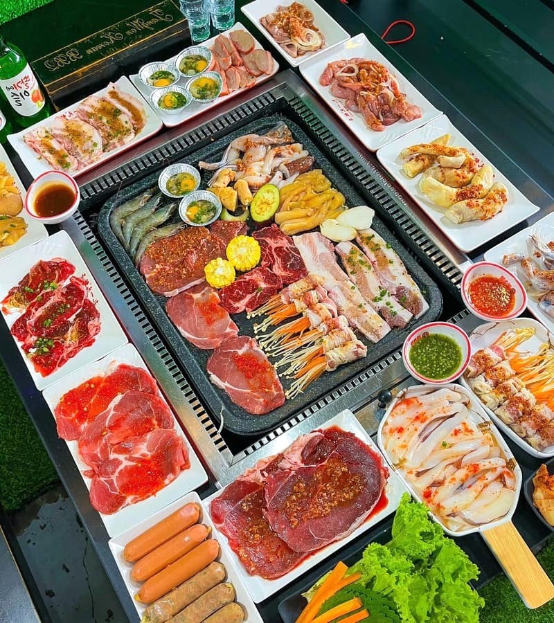 Nướng trực tiếp trên bàn đá giữ trọn hương vị thơm ngon. (Ảnh: FB Buffet JangWon 145K)