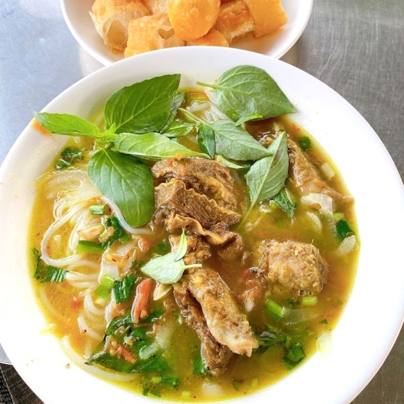 Bún bò 577 đầy đặn, sợi mềm, thịt bò thái miếng vừa ăn, gân dai, thấm vị cay đặc trưng.