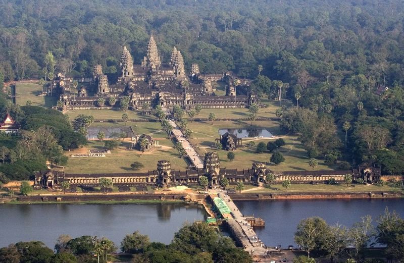 Siem Riep là thành phố đông khách du lịch thứ hai của Campuchia, sau Phnom Penh. (90 ký tự)