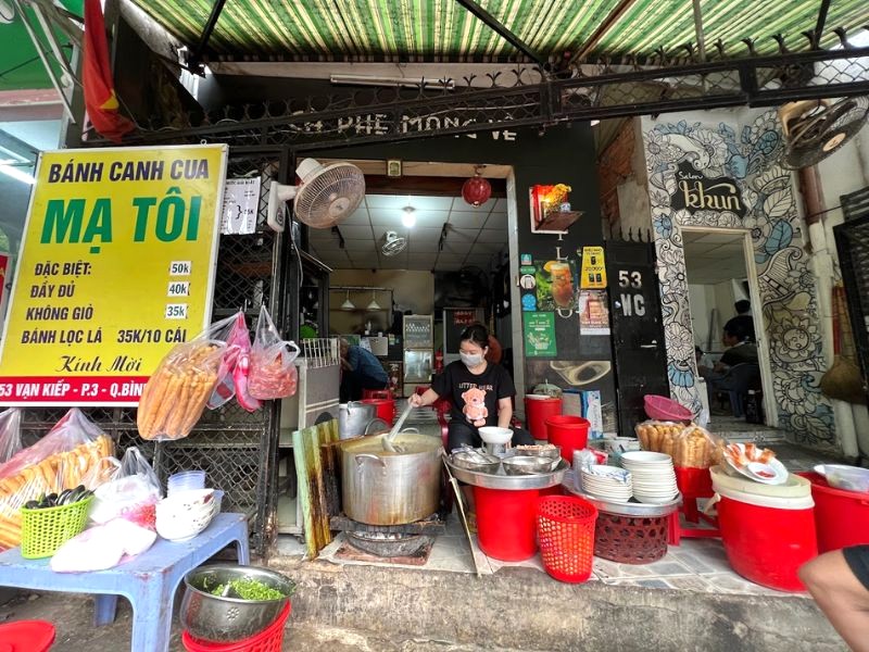 Quán Bánh canh Mạ Tôi hấp dẫn với nhiều topping phong phú: giò heo, giò nạc, chả, trứng cút,... cho bạn lựa chọn.