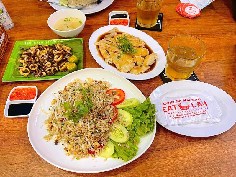 Cơm Gà Hải Nam Singapore Eat Lah: Hương vị quen thuộc, hứng khởi tột bậc.