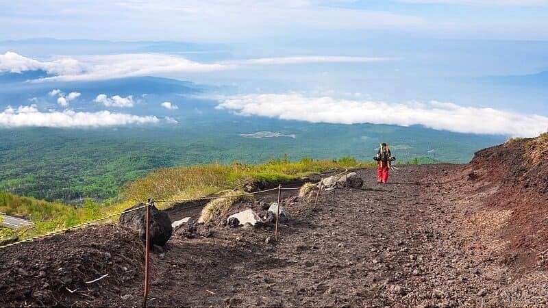 Tuy ngắn hơn đường mòn Yoshida, Fujinomiya lại dốc hơn, khiến việc di chuyển trở nên khó khăn. (Ảnh: japan-guide)