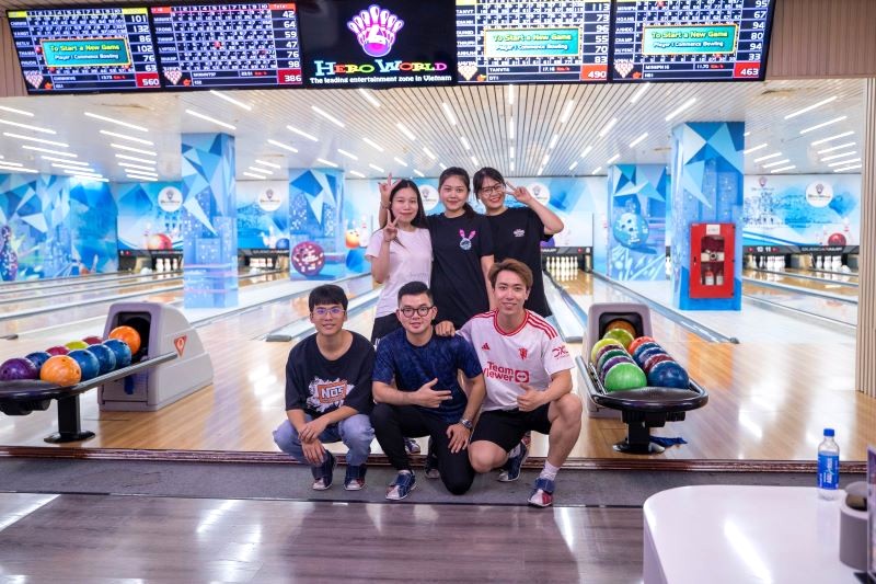 Sân bowling sôi động cạnh khu trượt băng Royal City thu hút giới trẻ.