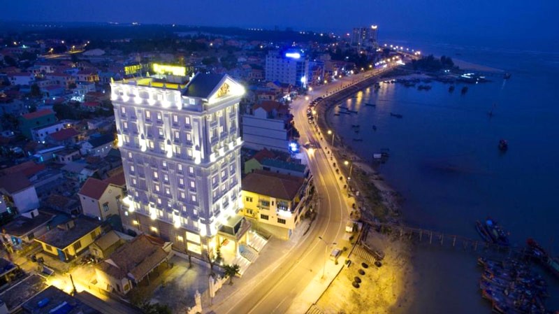 Riverside Hotel Quảng Bình: Ngay sát biển Nhật Lệ.