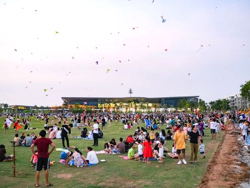 Tuổi thơ bay lượn cùng cánh diều. (Ảnh: Znews)