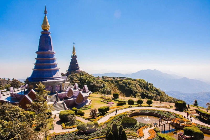 Chùa Phật Nằm (Wat Phothawas) là ngôi đền Phật giáo nổi tiếng ở Surat Thani.