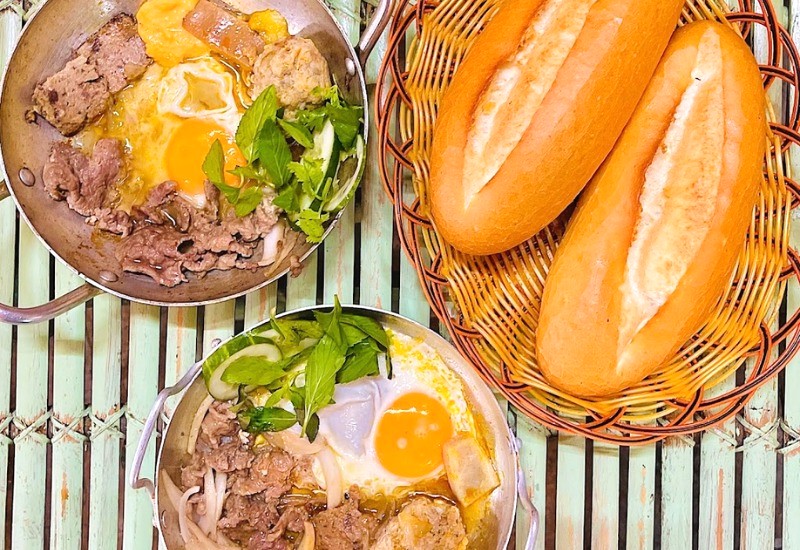 Bánh mì chảo thơm ngon, kèm lá húng quế.