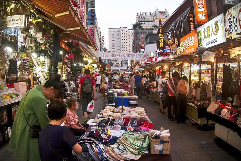 Chợ Hongdae: Nơi hội tụ nghệ sĩ trẻ, sáng tạo thủ công độc đáo.