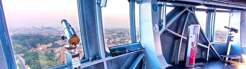 Leo lên Atomium, ngắm nhìn toàn cảnh Brussels đẹp mê hồn.