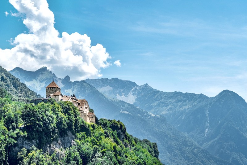 Nằm cạnh sông Rhine và Alps hùng vĩ, Lâu đài Vaduz (Schloss Vaduz) chỉ mở cửa cho du khách một ngày đặc biệt mỗi năm.