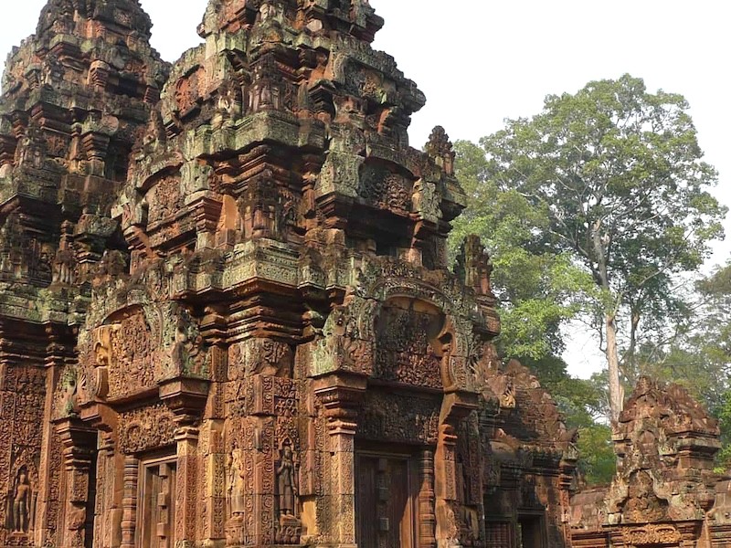 Đền là minh chứng cho tài năng điêu khắc của người xưa, với những hoa văn tinh xảo chạm khắc trên đá ong và sa thạch.