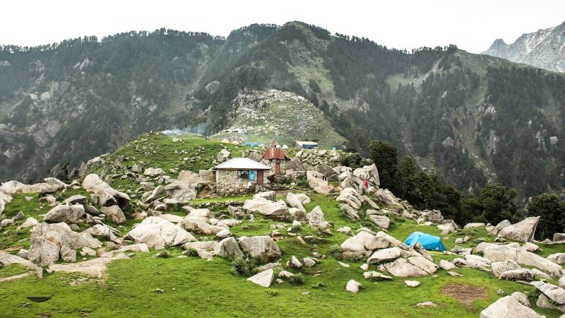 Đồi Triund, điểm trekking thu hút những người yêu thích trải nghiệm chinh phục.