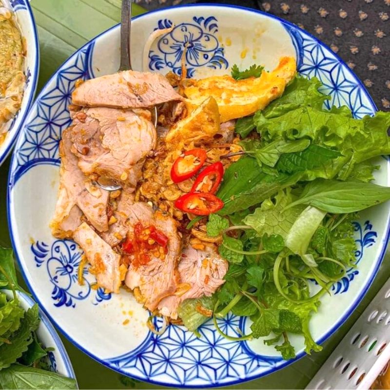 Để thưởng thức phở chua Lạng Sơn đúng điệu, bạn nên trộn đều các nguyên liệu như gỏi, cho thêm ớt, tiêu, chanh tùy khẩu vị. Nước sốt đậm đà, thơm ngon sẽ hòa quyện hoàn hảo. (Ảnh: mytour)