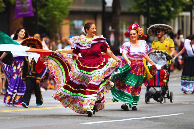 Cinco de Mayo là dịp để người dân Mexico khoe sắc với trang phục truyền thống rực rỡ. (Ảnh: Sophie Len)