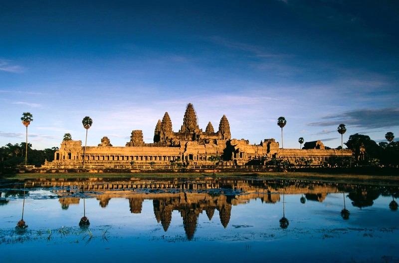 Angkor Wat, ngôi đền huyền thoại ở Campuchia, là trung tâm của thành phố cổ Angkor, thủ đô của đế chế Khmer thời trung cổ.