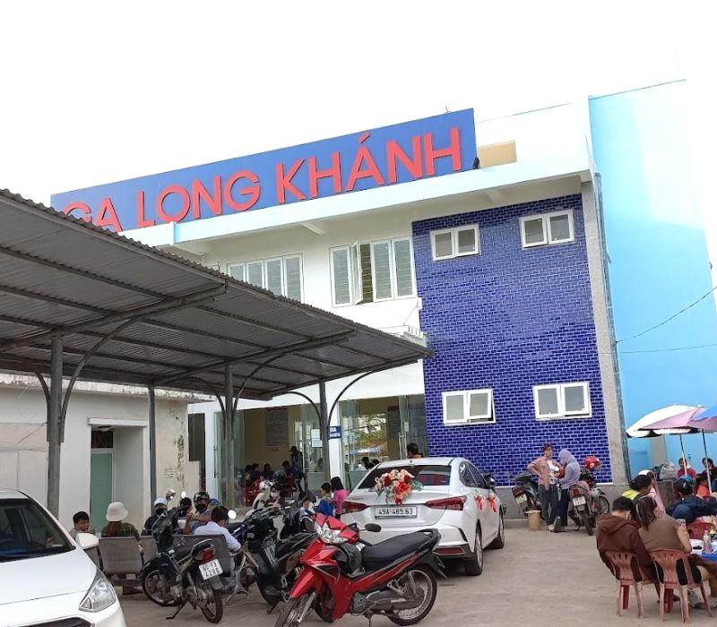 Mua vé trực tiếp tại ga Long Khánh. (Ảnh: Phạm Hoài Nhân)