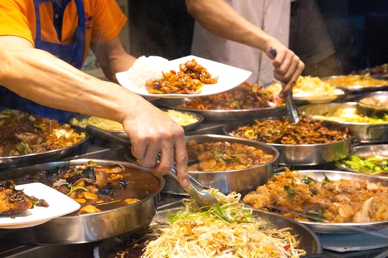 Khám phá ẩm thực đường phố độc đáo tại các khu Hawker Center.