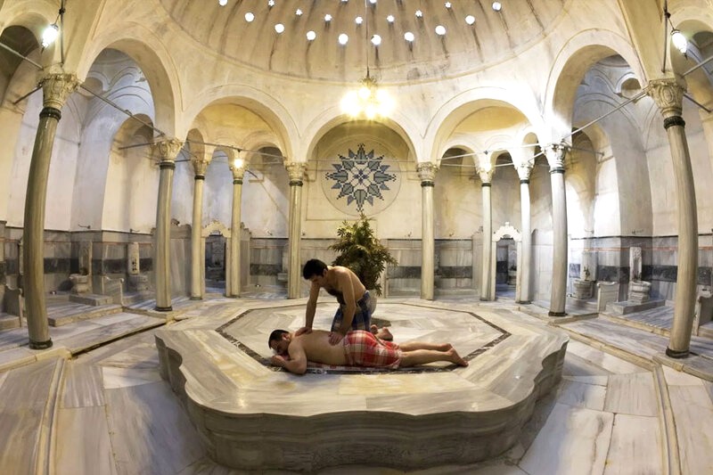 Hammam với trần cao, sàn đá cẩm thạch, trung tâm là hình tròn. (Ảnh: turkishbathsv)