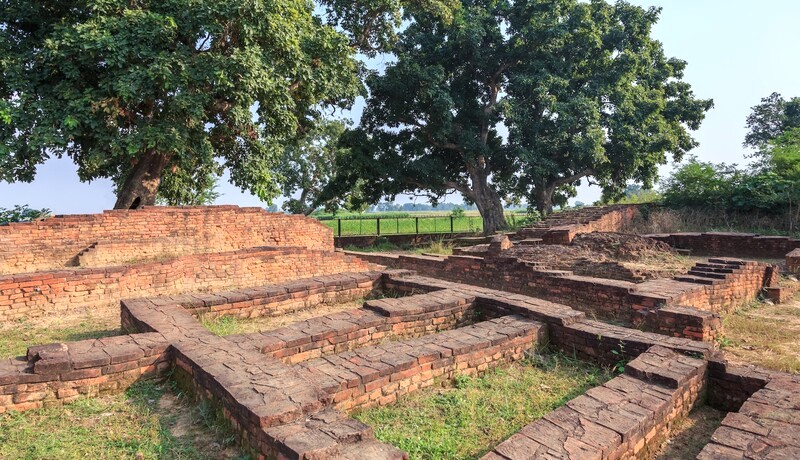 Kinh thành xưa, gạch cũ phai màu.