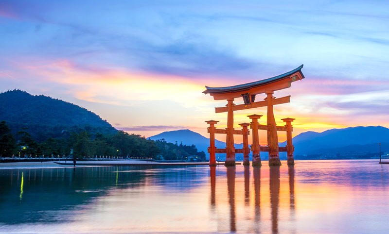 Cổng Torii Itsukushima rực rỡ hoàng hôn.