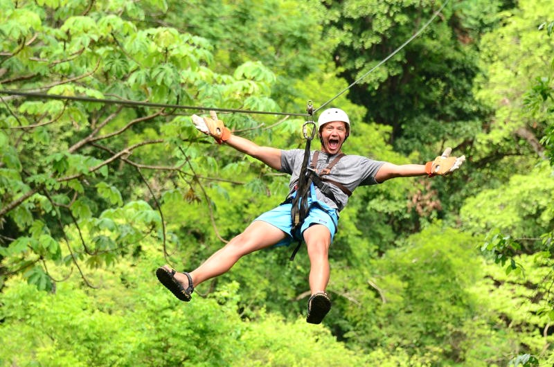 Bay lượn trên không trung, ngắm trọn vẻ hùng vĩ của khu rừng, cảm giác thật phấn khích! (Ảnh: Halo Travel)